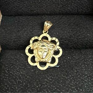 18k Yellow Gold Medusa Pendant